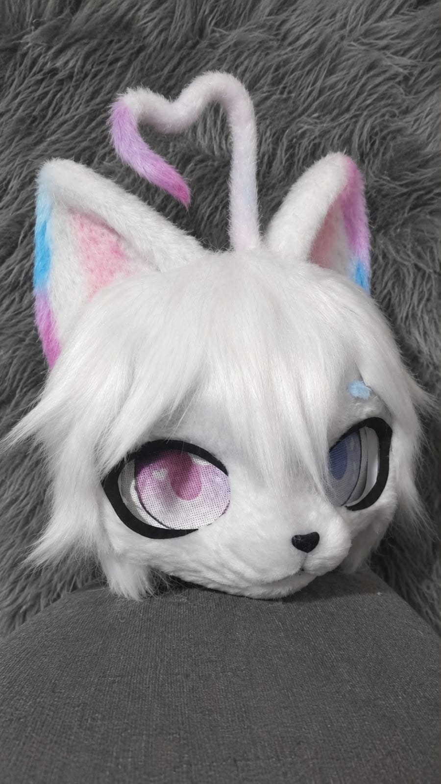 Cabeza estilo kigurumi blanca con orejas pastel y antena en forma de corazón.