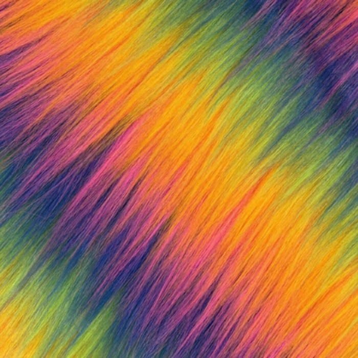 Muestra de tela peluche color arcoíris intenso, textura de pelo.