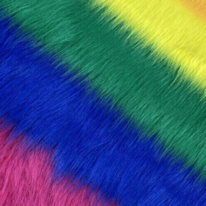 Muestra de tela peluche color arcoíris azul-rojo, textura de pelo.