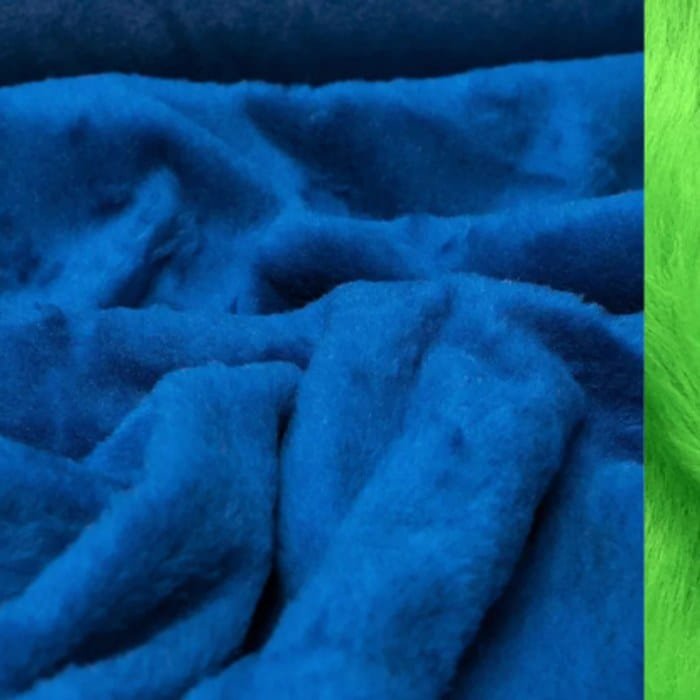 Muestra de tela peluche color azul petróleo, textura de pelo.
