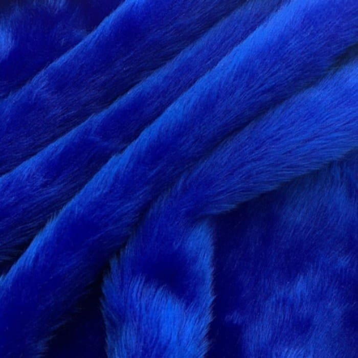 Muestra de tela peluche color azul rey, textura de pelo.