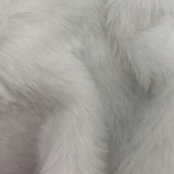 Muestra de tela peluche color blanco, textura de pelo.