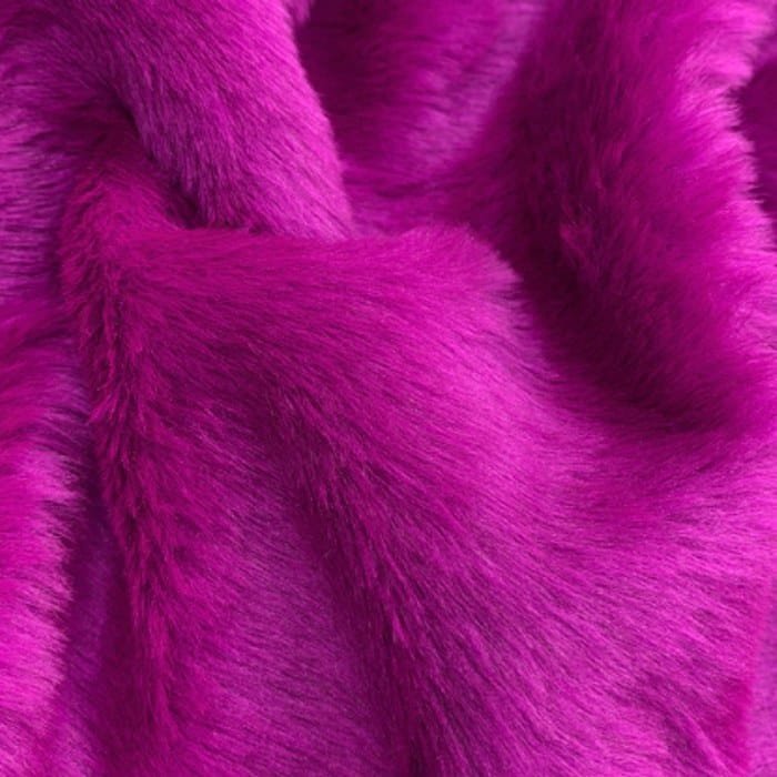 Muestra de tela peluche color fucsia, textura de pelo.