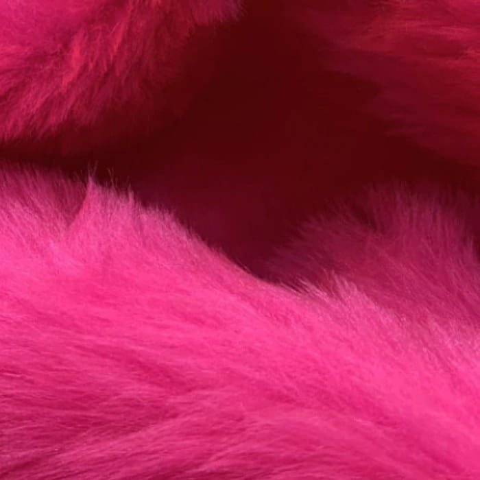 Muestra de tela peluche color magenta, textura de pelo.