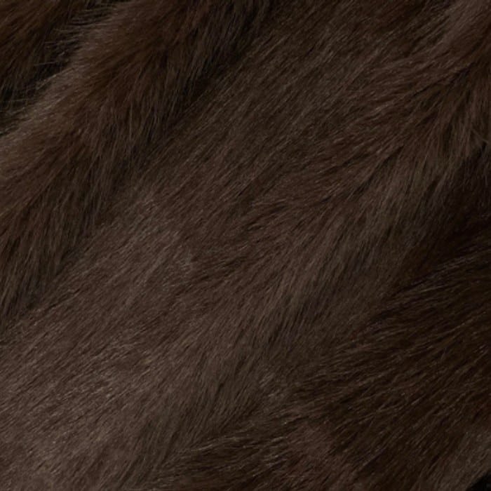 Muestra de tela peluche color marrón oscuro, textura de pelo.
