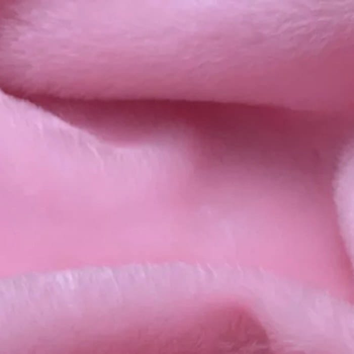 Muestra de tela peluche color rosa claro, textura de pelo.