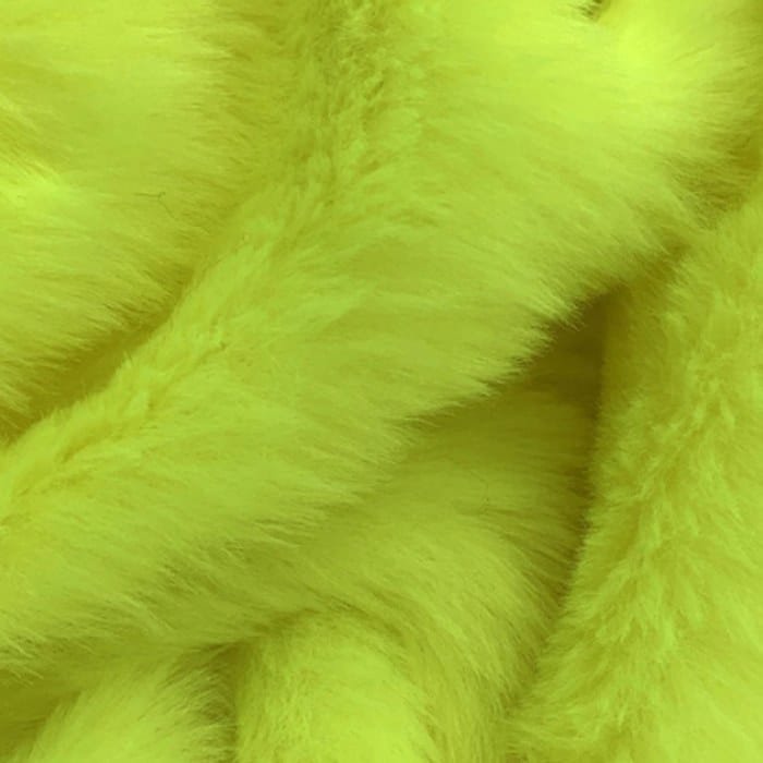 Muestra de tela peluche color verde amarillento, textura de pelo.