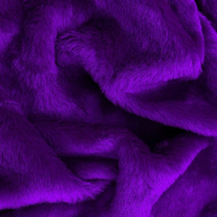 Muestra de tela peluche color violeta, textura de pelo.